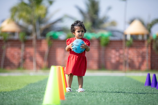 近距离观看乔丹打野球：一个假动作骗过四人，快攻扣篮差点头撞筐.